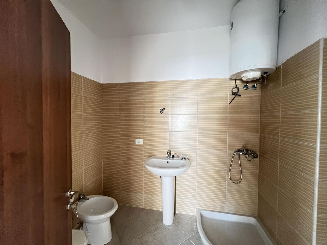 Eladó két hálószobás két fürdőszobás lakás Sarandában, Albániában, rövid távolságra a tengertől, jó minőségben