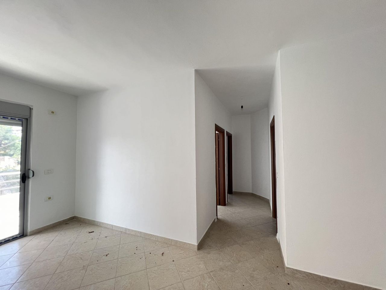Apartment mit zwei Schlafzimmern und zwei Bädern zum Verkauf in Saranda, Albanien, nicht weit vom Meer entfernt, in guter Qualität gebaut