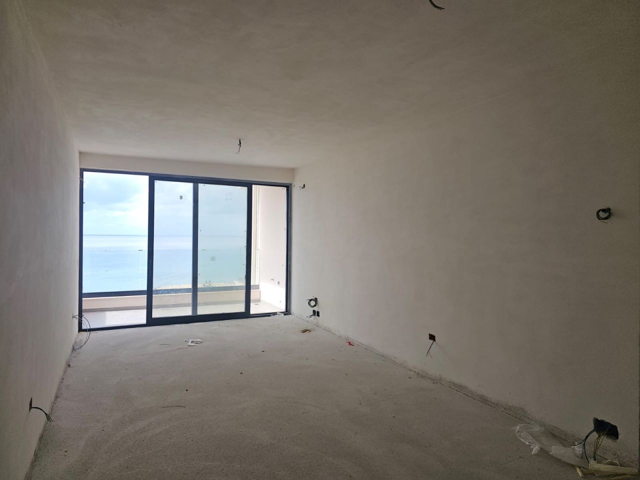 Eladó Lakás Saranda Albániában, Az Első Sorban Található, Nagyszerű Kilátással A Tengerre