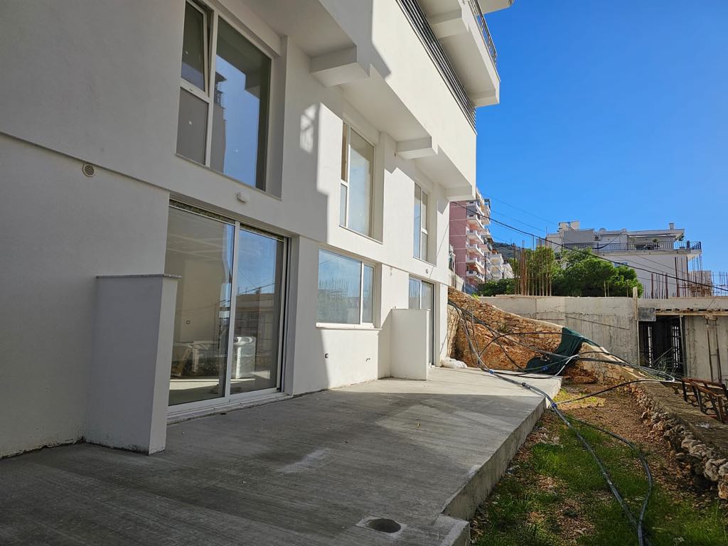Продается двухуровневая квартира в Саранде, расположенная в тихом районе, недалеко от пляжа