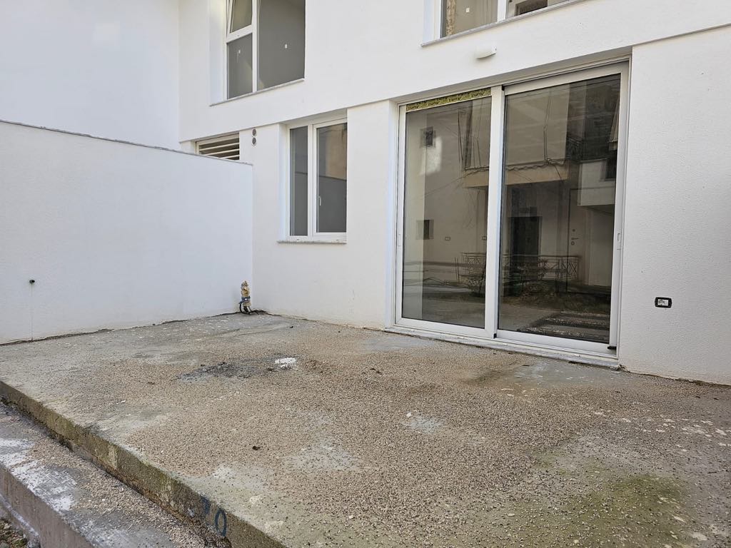 Apartament Duplex Per Shitje Ne Sarande Shqiperi, E Pozicionuar Ne Zone Te Mire Prane Plazhit