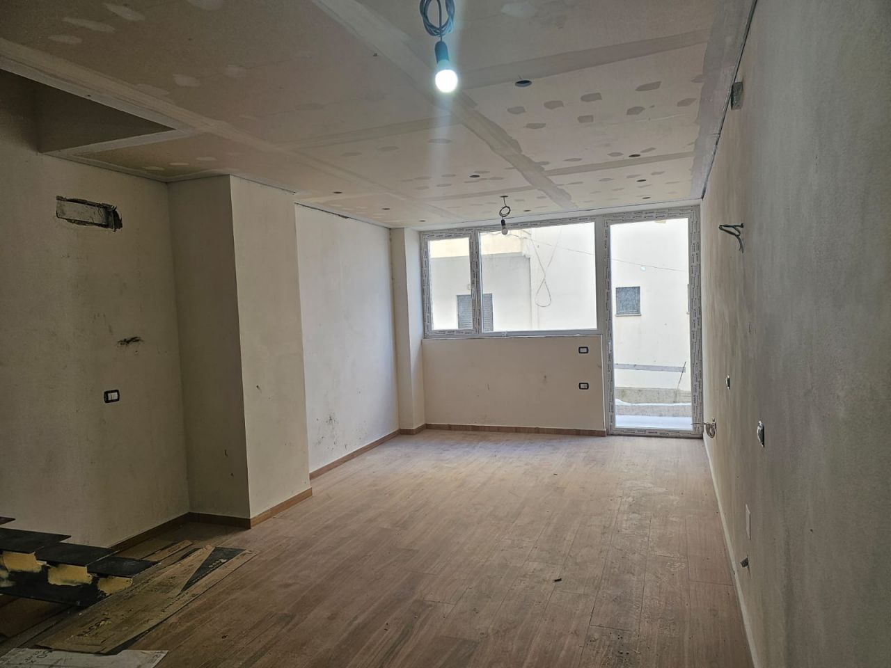Apartament Duplex Per Shitje Ne Sarande Shqiperi, E Pozicionuar Ne Zone Te Mire Prane Plazhit