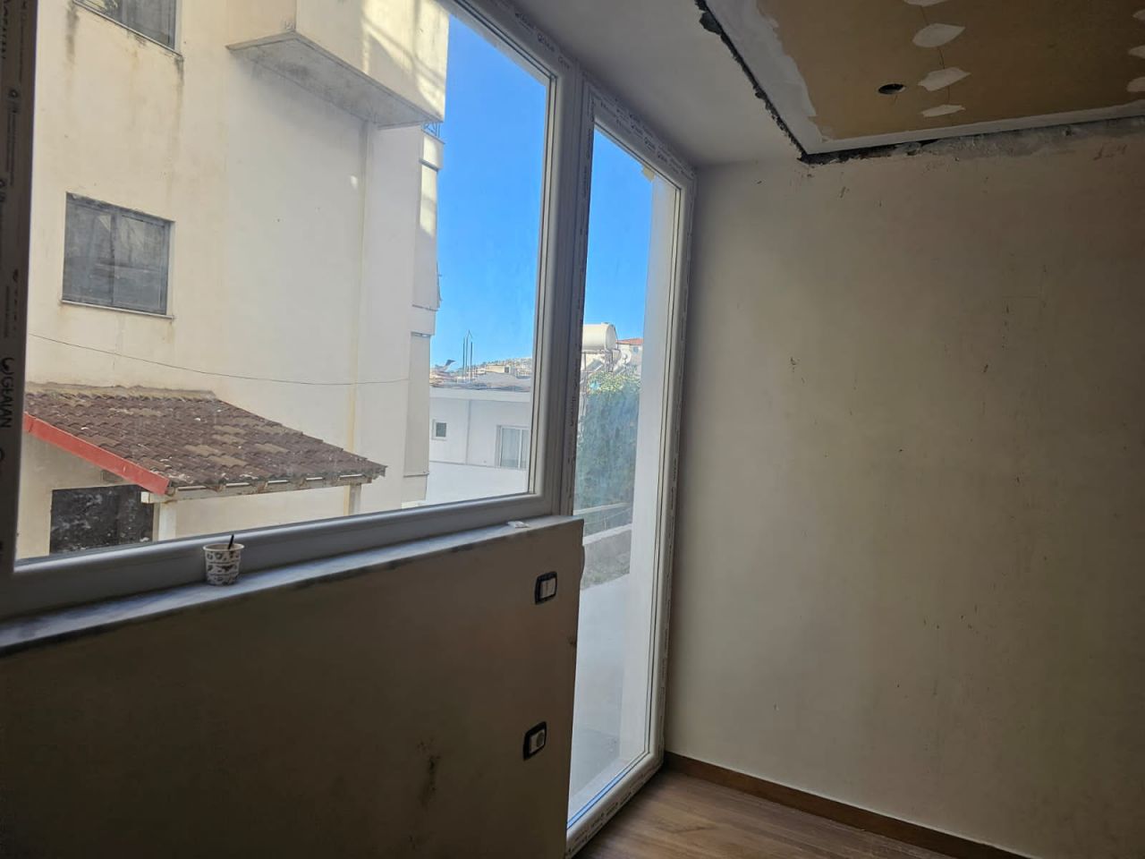 Dwupoziomowy Apartament Na Sprzedaż W Sarandzie W Albanii, Położony W Dobrej Okolicy W Pobliżu Plaży