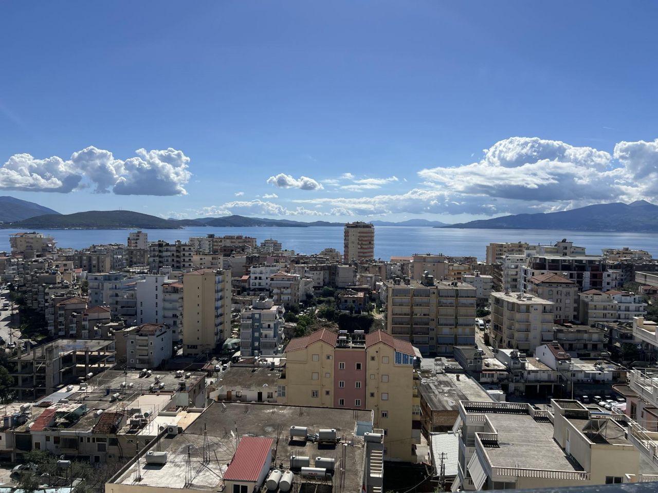 Mieszkanie Z Dwiema Sypialniami I Całkowitym widokiem Na Morze Na Sprzedaż W Sarandzie W Albanii