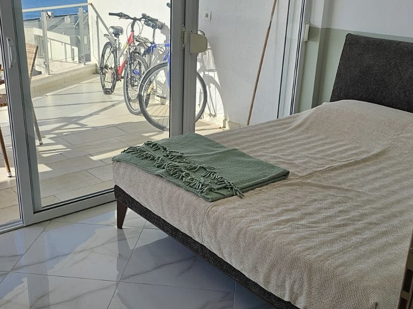 Schöne Wohnung Mit Meerblick Zum Verkauf In Saranda Albanien In Gutem Zustand Mit Zwei Schlafzimmern Und Einer Großen Terrasse.