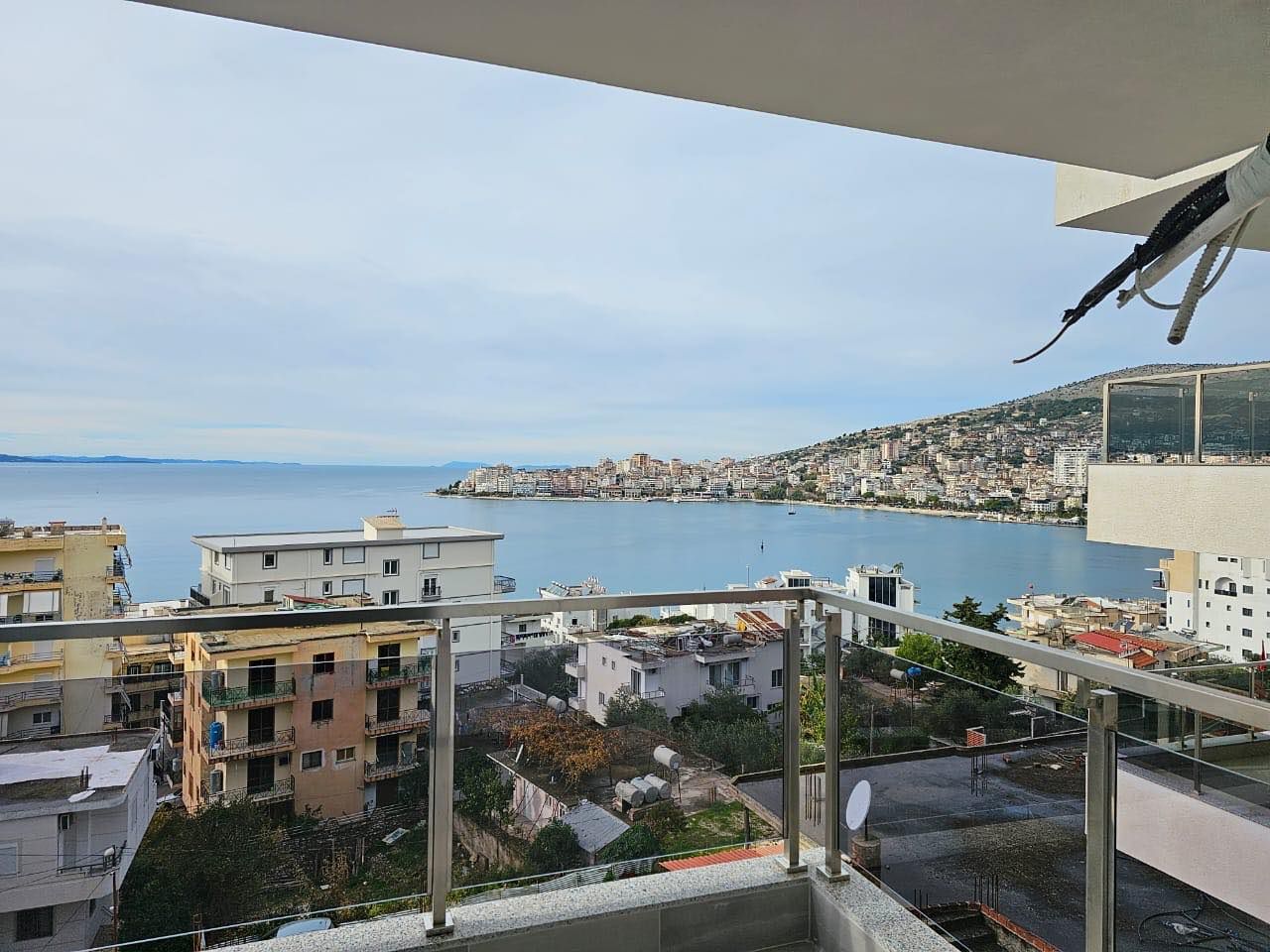 Продается очень красивая квартира с видом на море в Саранде с великолепной постройкой, расположенной всего в 5 минутах от пляжа.