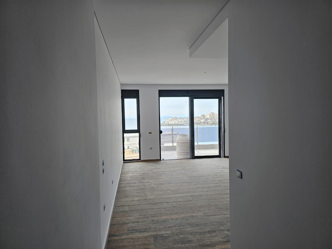 Un Bellissimo Appartamento Con Vista Sul Mare In Vendita A Saranda Con Grandi Costruzioni Situate A Soli 5 Minuti Dalla Spiaggia.