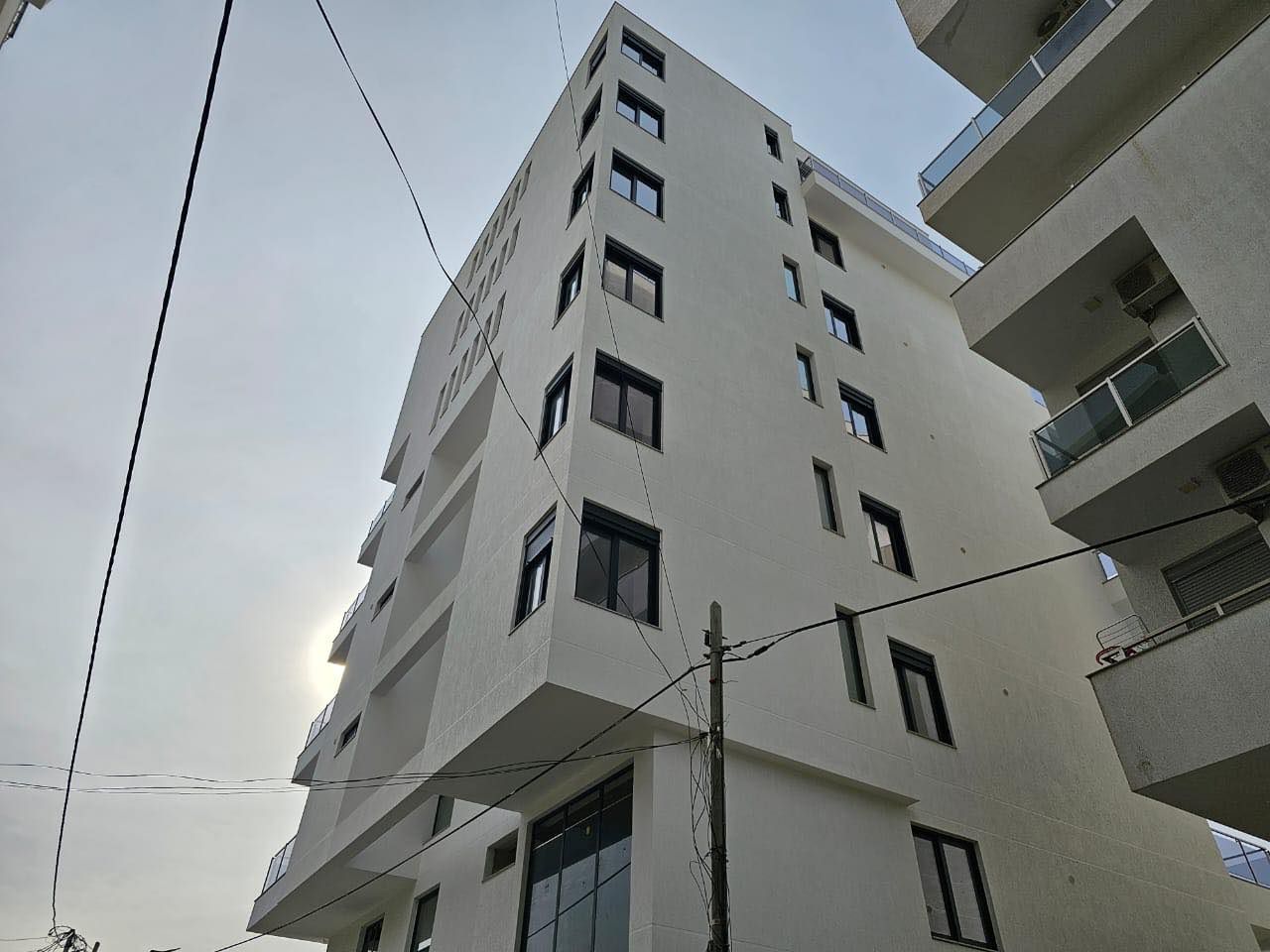 Ładny Apartament Z Widokiem  Morze Z Nowymi Meblami Na Sprzedaż W Sarandzie W Albanii Tylko 5 Minut Od Plaży I Promenady.