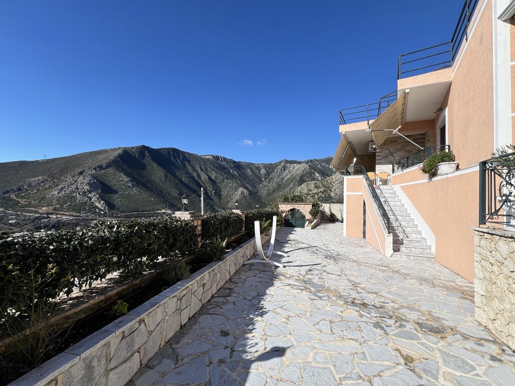 Villa Til Salgs I Landsbyen Borsh i Albanias Riviera Med Flott Panoramautsikt Over Det Joniske Hav