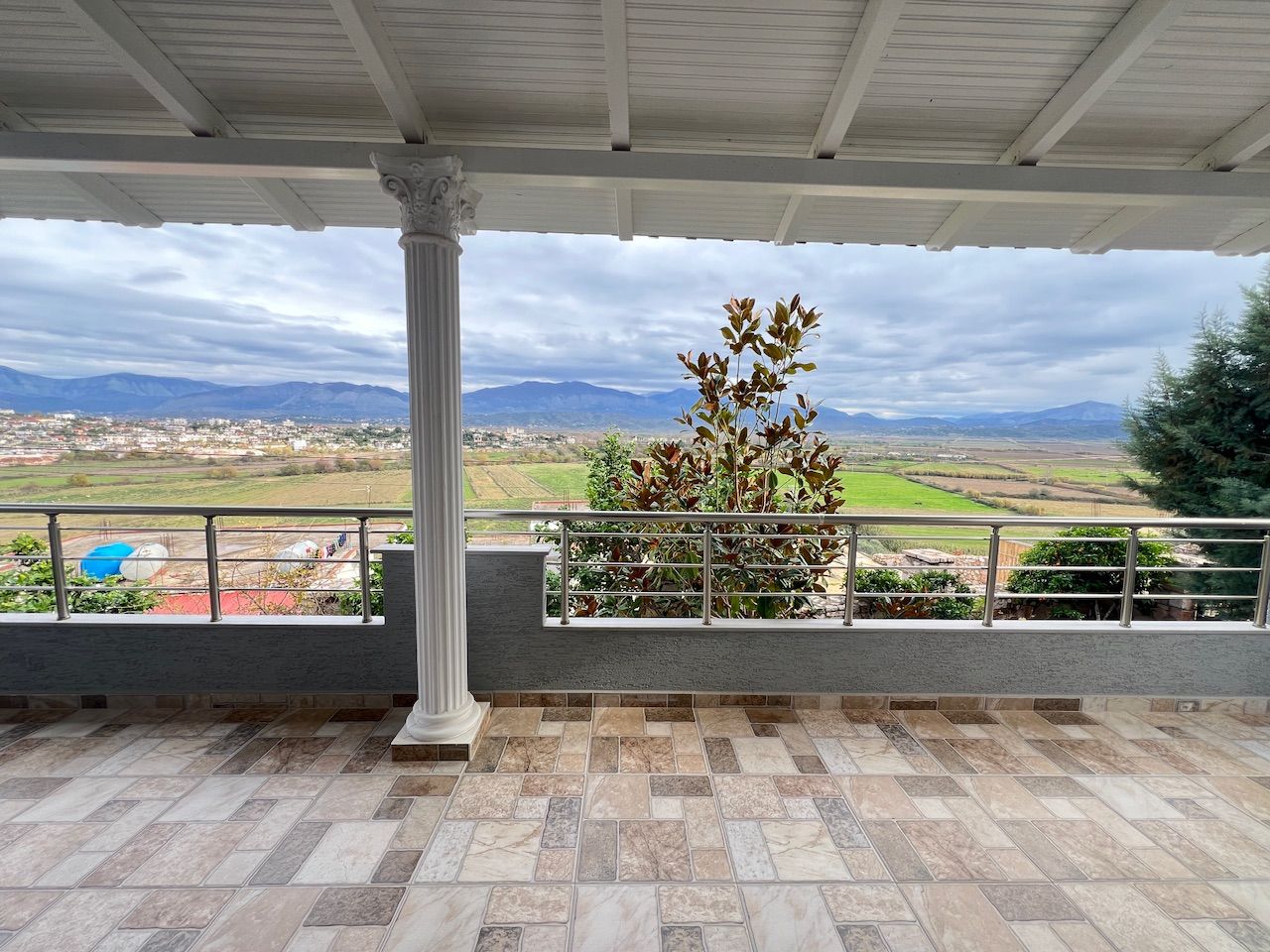 Villa Zum Verkauf In Saranda Albanien, In Einer Guten Gegend Gelegen, Mit Drei Schlafzimmern Und Zwei Balkonen