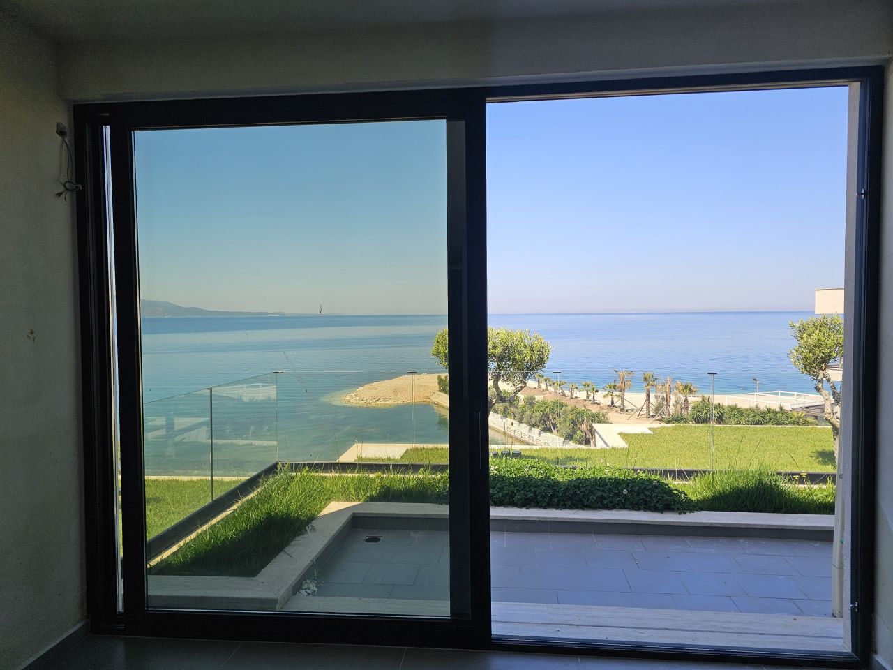 Apartament për shitje në qytetin e Sarandës, Shqipëri me tre dhoma gjumi në një rezidencë luksoze pranë plazhit