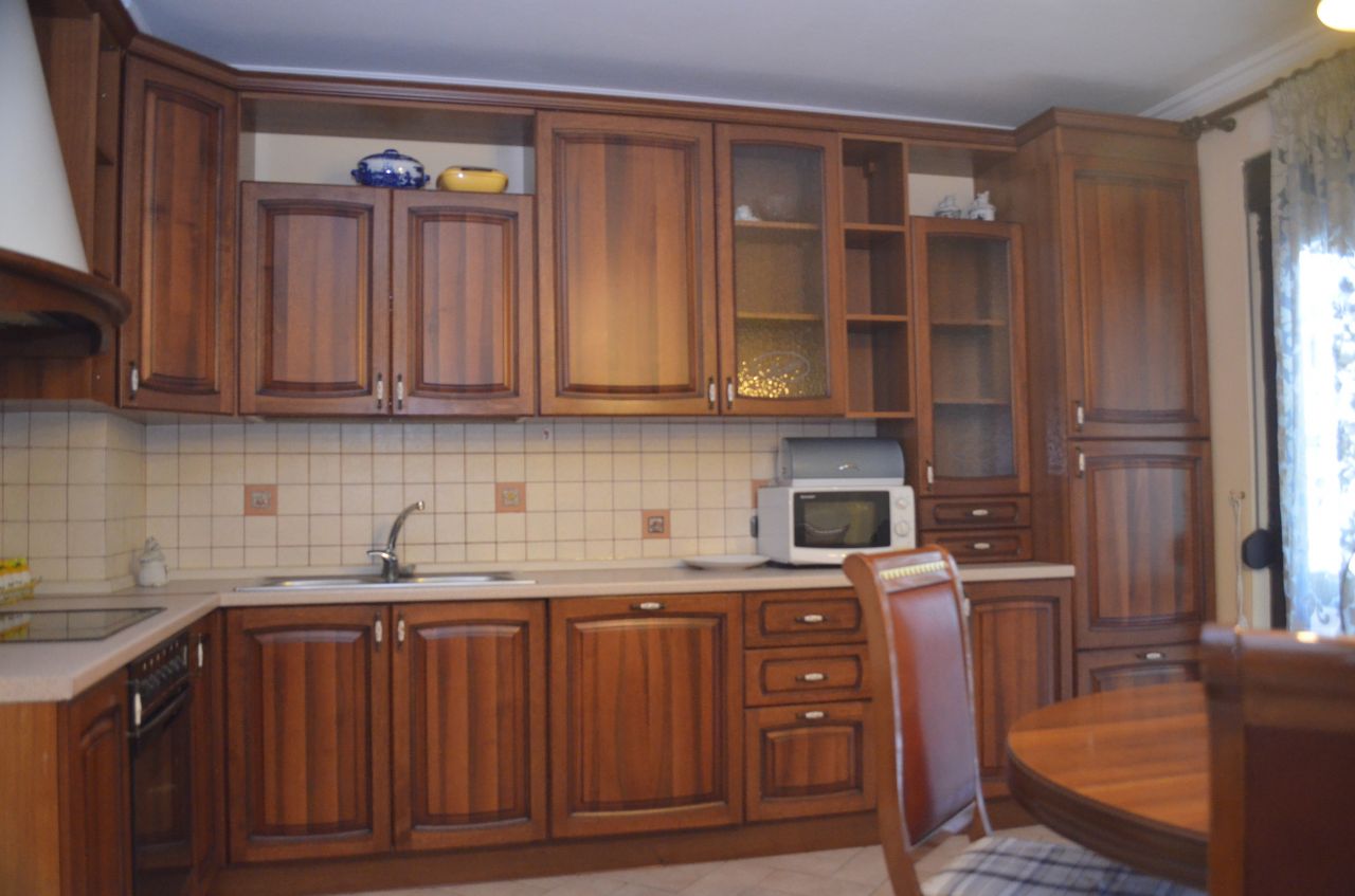 apartament me qera ne Tirane ne zonen e Bllokut