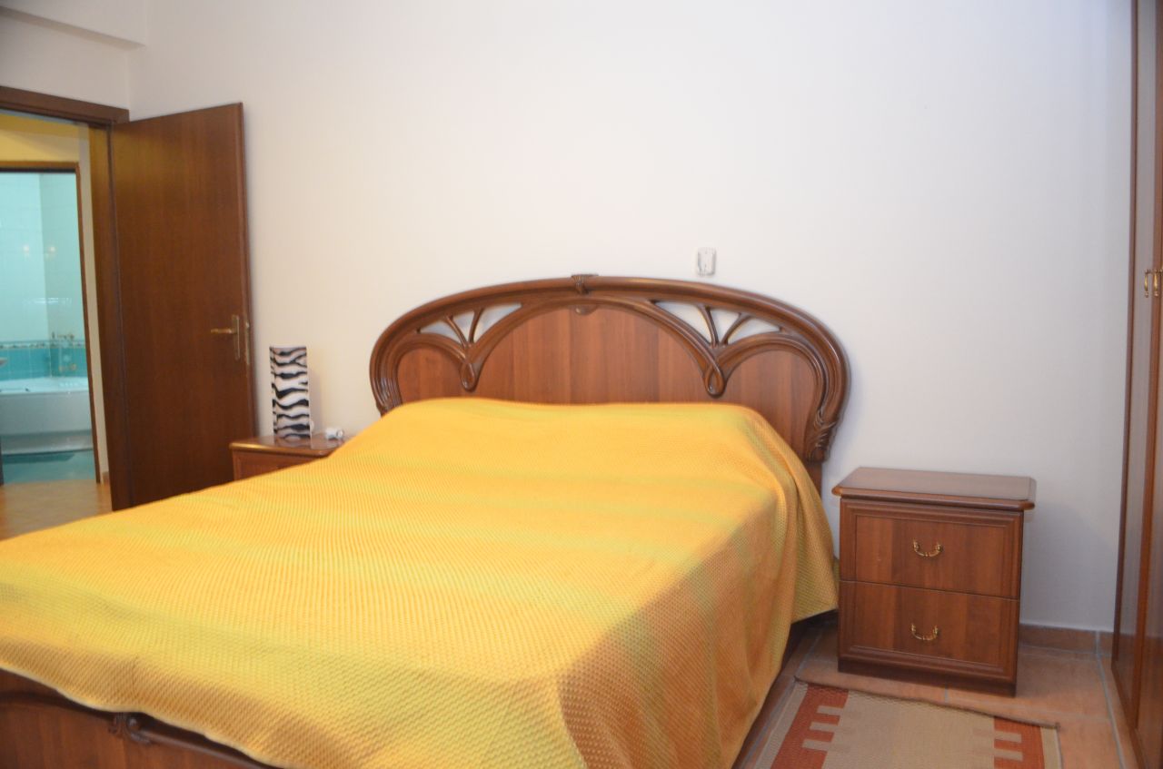 Appartamento co due camere da letto in affitto nella zona di Blocco, a Tirana 