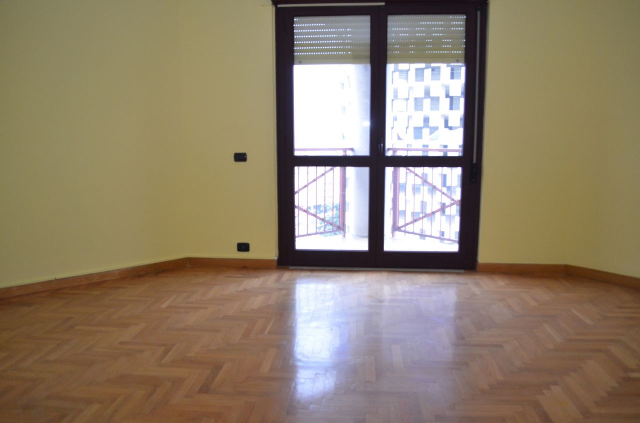 Appartamento con tre camere da letto in affitto a Tirana, situato vicino alla via di Elbasan. 