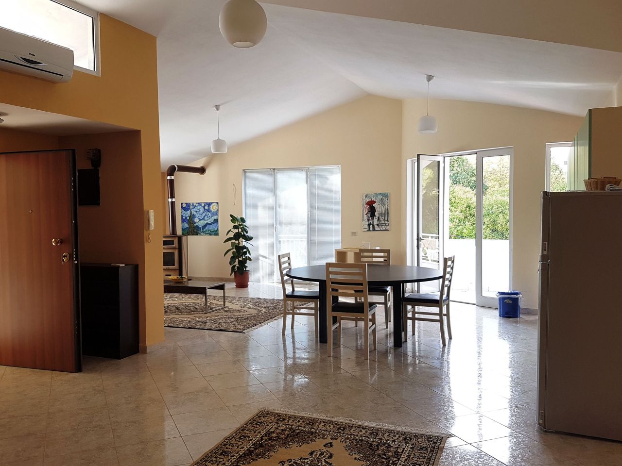 Spazioso appartamento con due camere daletto in affitto a Tirana