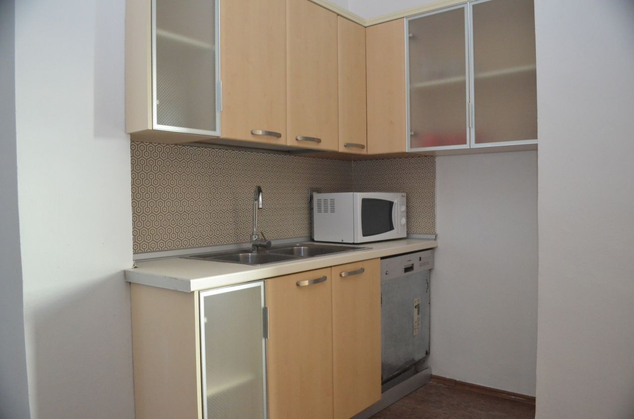 Apartament teresisht i mobiluar me qira ne Komunen e Parisit, ne Tirane, Shqiperi. 