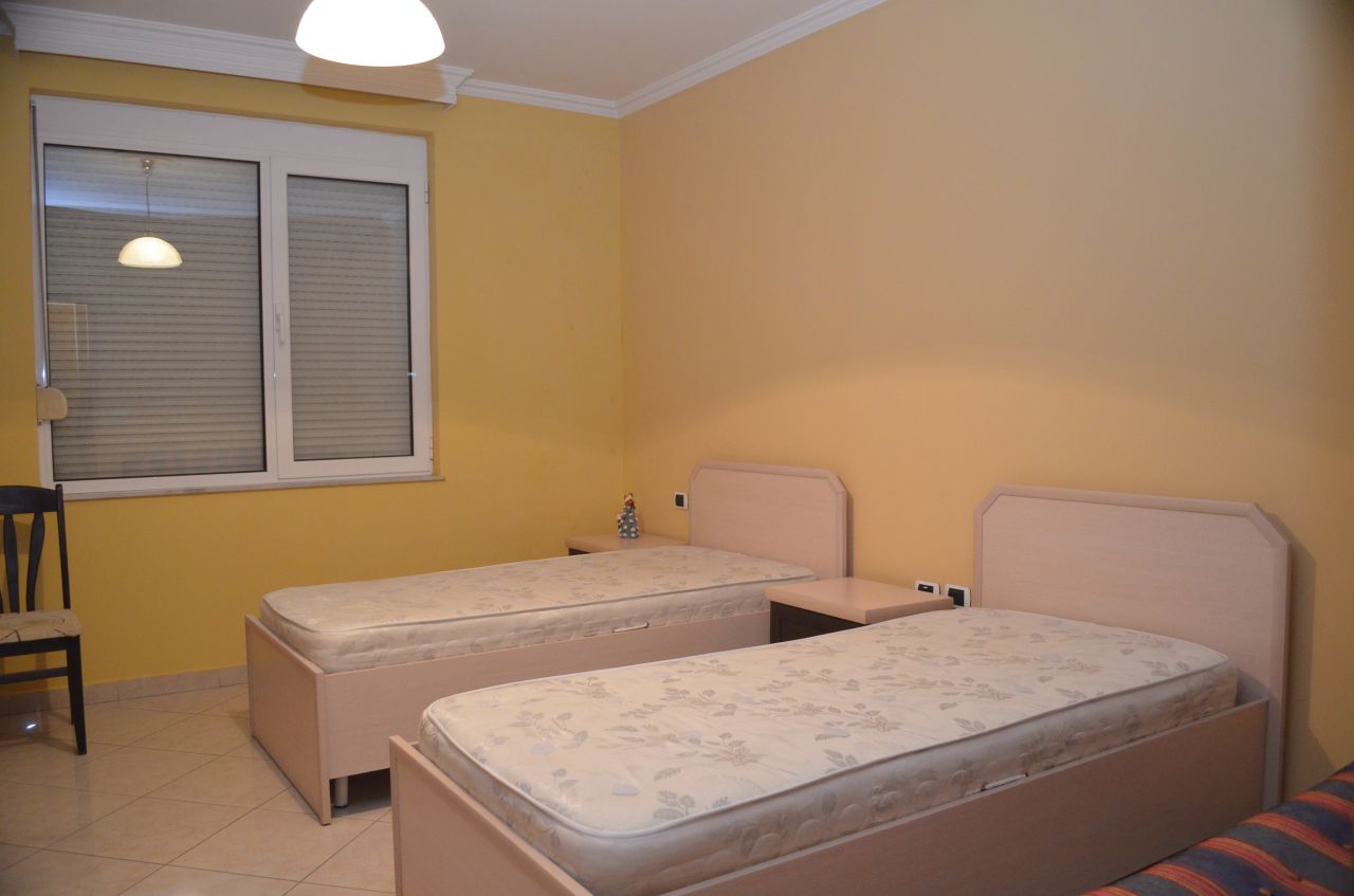 Ky apartament me dy dhoma gjumi, totalisht i mobiluar, i ndodhur në Zonën Bllokut, në Tiranë, është për qira.