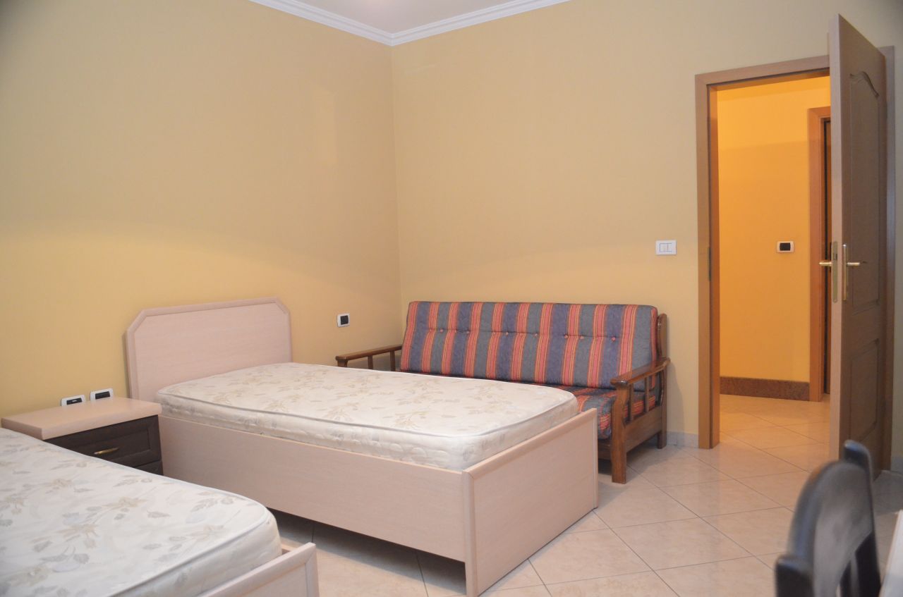 Ten apartament z dwoma sypialniami, w pełni umeblowane, położone w Blloku Obszaru, w Tirana, jest do wynajęcia.