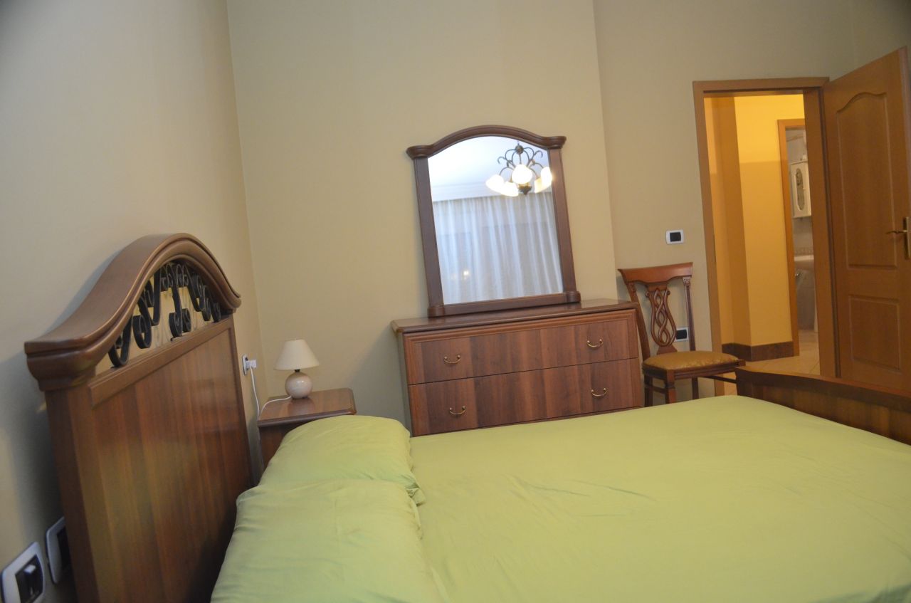 Ky apartament me dy dhoma gjumi, totalisht i mobiluar, i ndodhur në Zonën Bllokut, në Tiranë, është për qira.