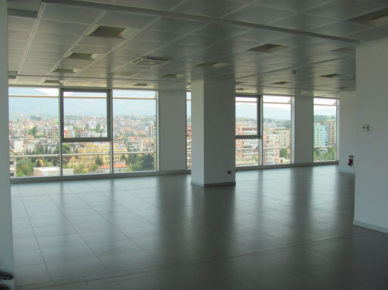 Spazio per ufficio in affitto a Tirana 