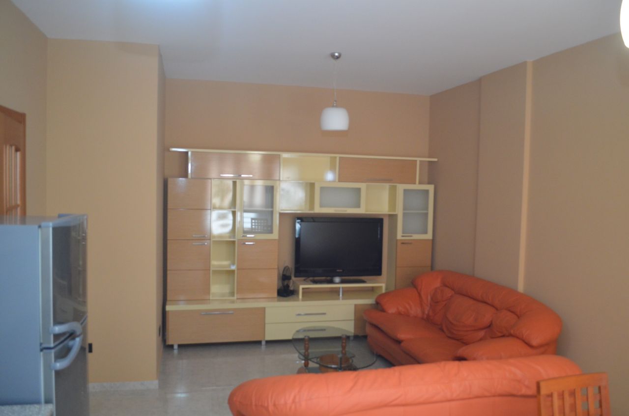 Appartamento con due camere da letto in affitto a Tirana in condizioni contemporanee