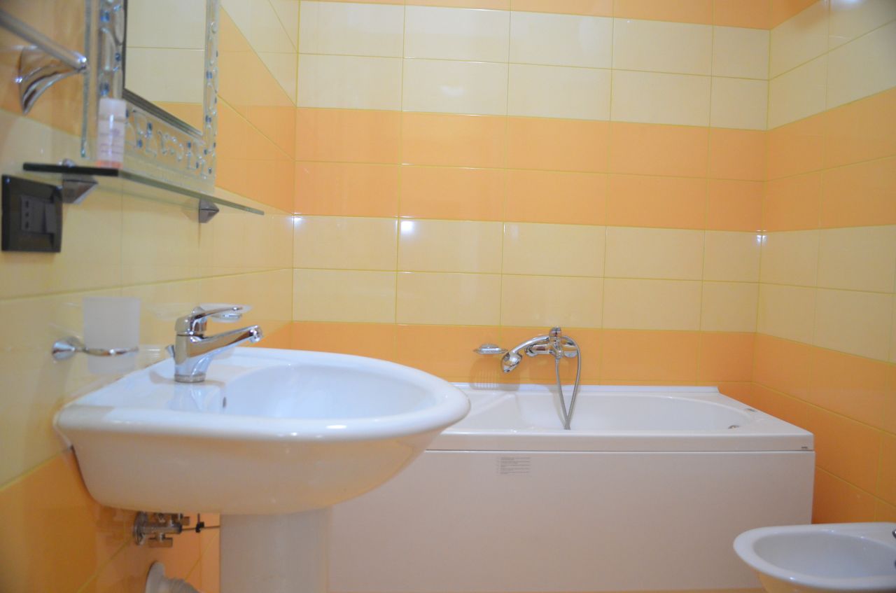 Appartamento con due camere da letto in affitto a Tirana in condizioni contemporanee
