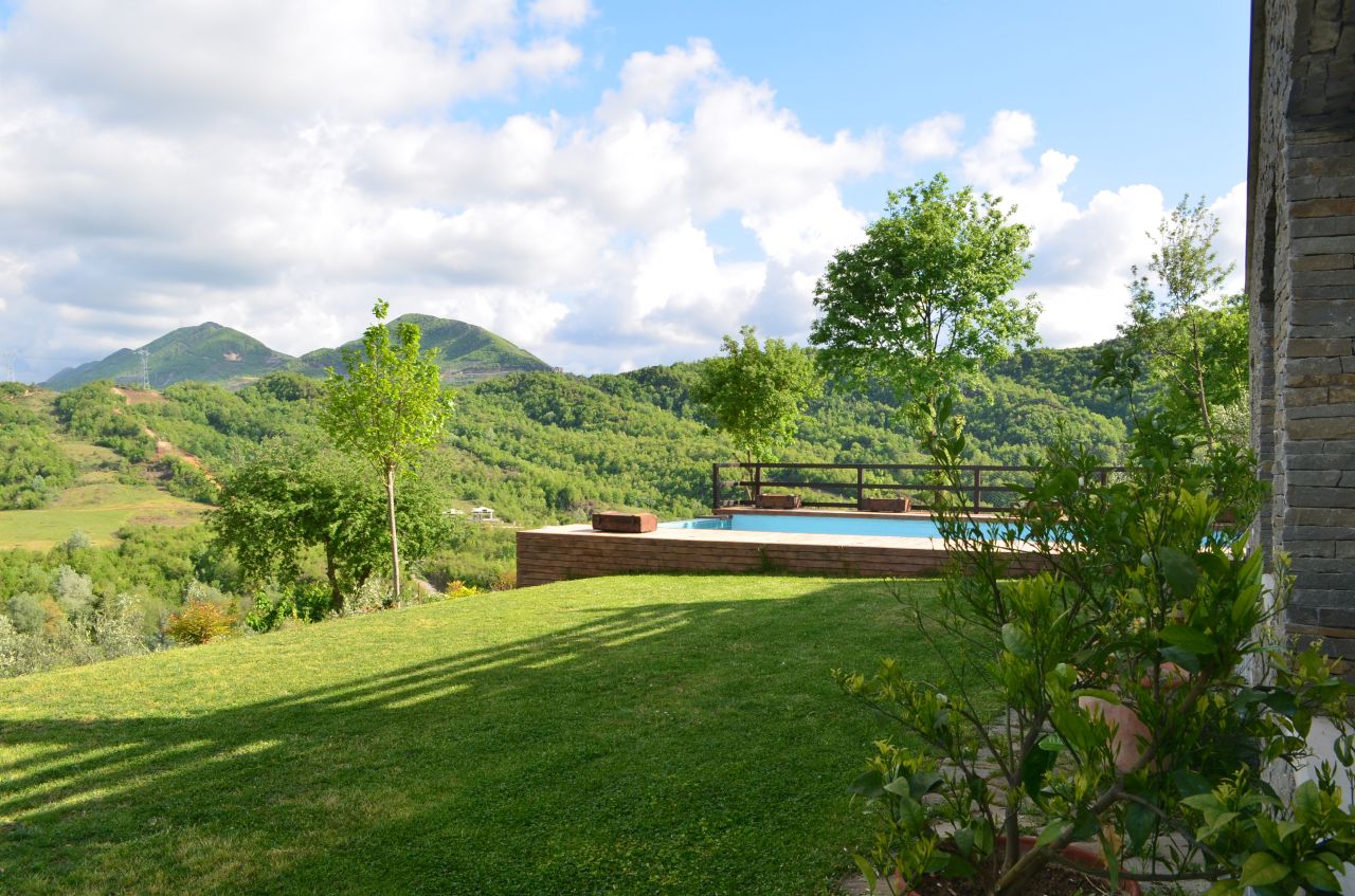 svært godt møblert villa med en vakker hage til leie i Tirana albania