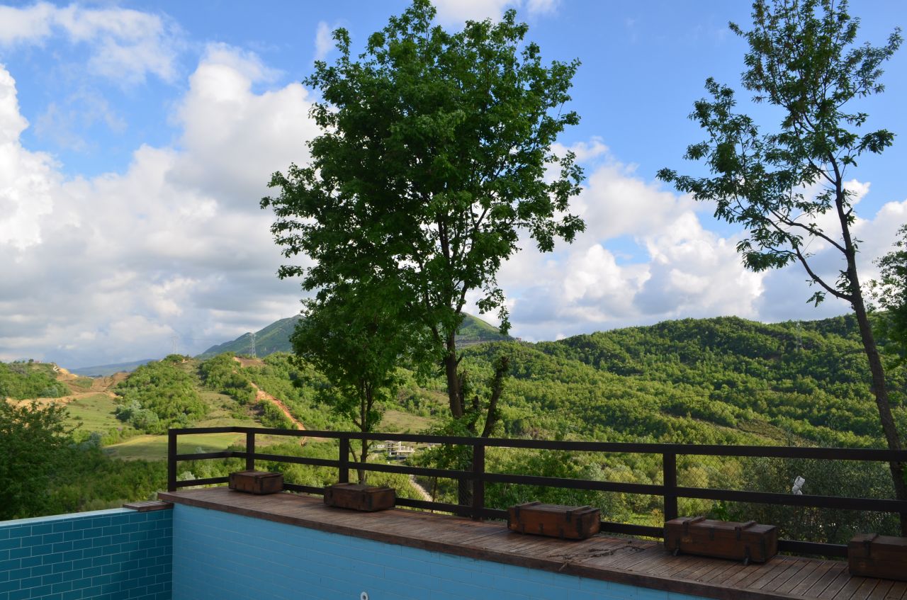 bardzo dobrze urządzony dom z pięknym ogrodem do wynajęcia w Tiranie Albanię