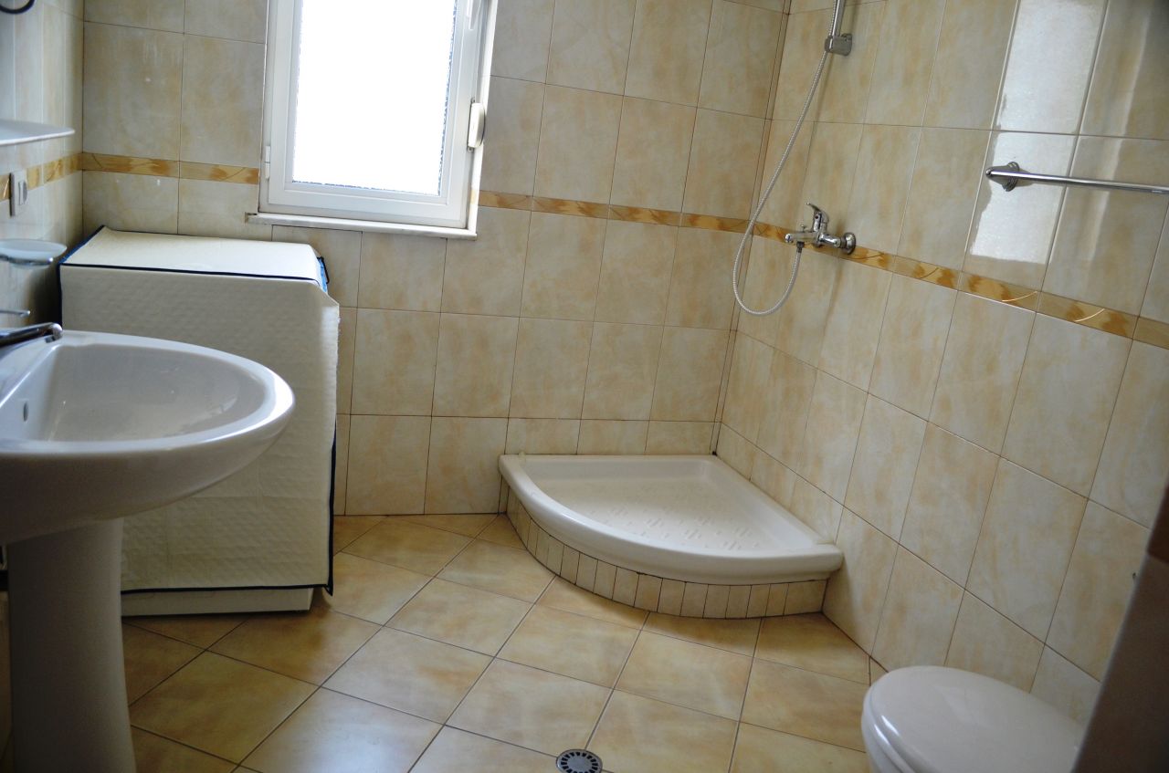 Appartamento con tre camere da letto in affitto a Tirana