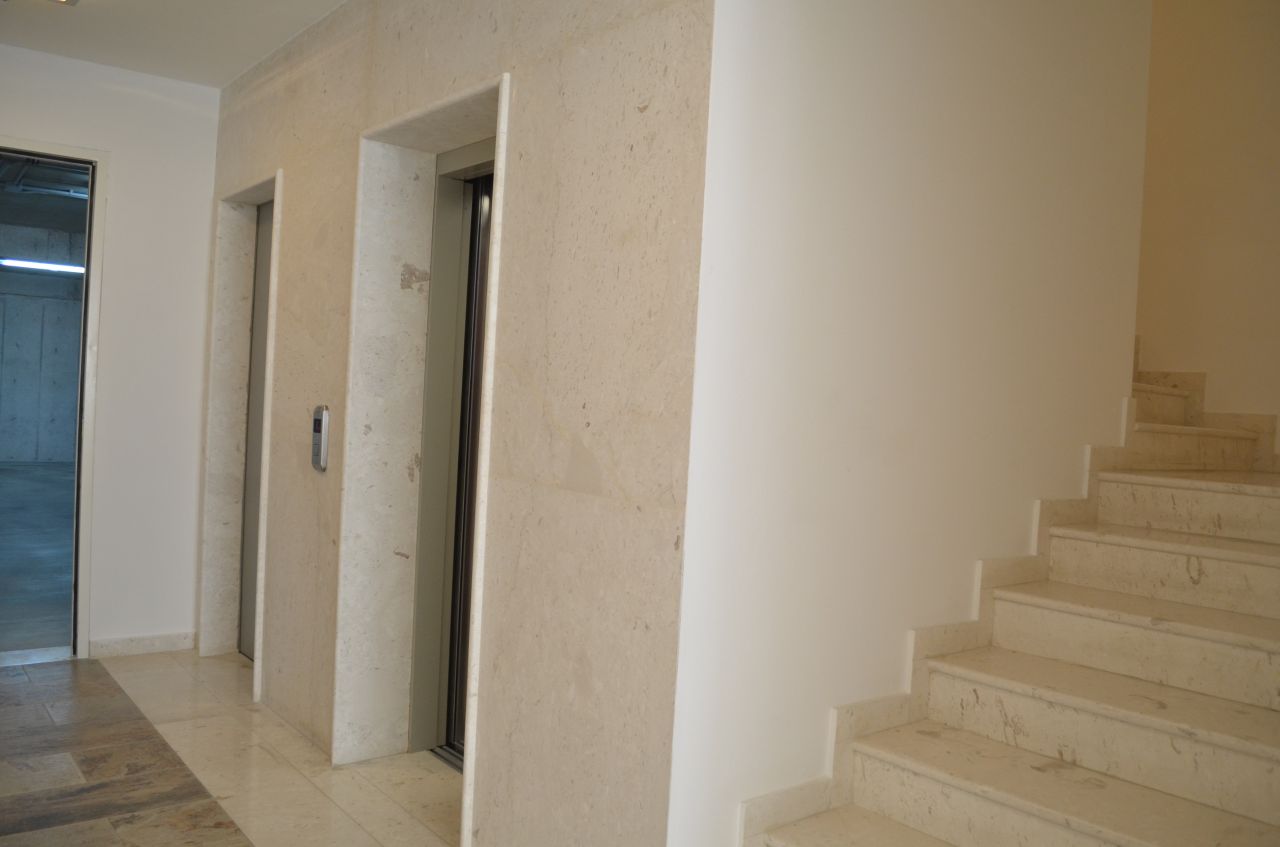 Appartamento con tre Camere da letto in Affitto a Tirana