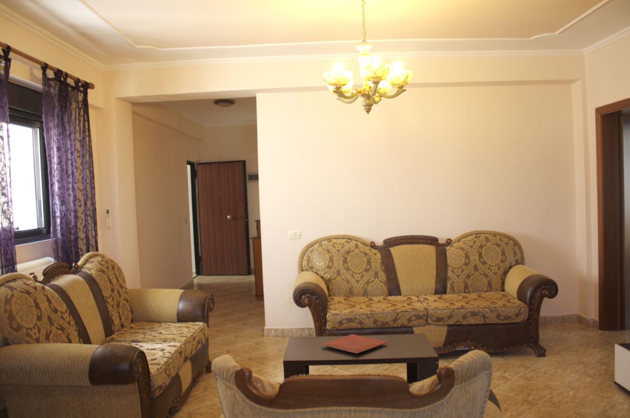 Appartamento in affitto alla Via di Kavaja a Tirana, Dispone di due camere da letto ed è arredato.