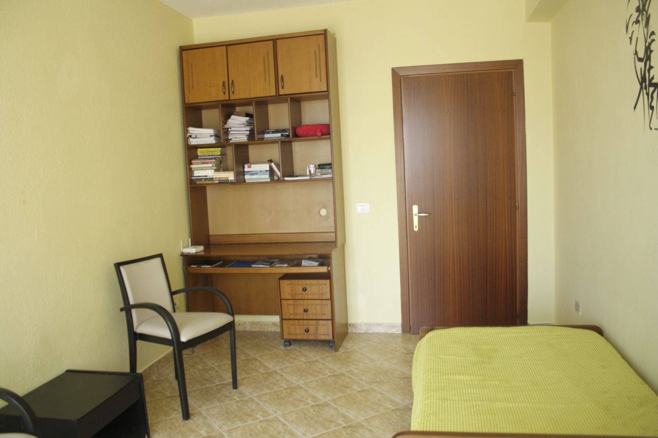 Mieszkanie do wynajęcia w Kavaja ulicy w Tiranie, Posiada dwie sypialnie i jest umeblowane.