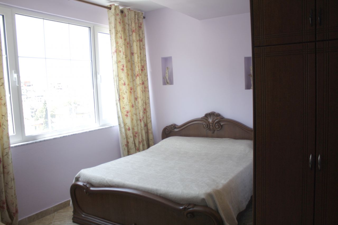 Mieszkanie do wynajęcia w Kavaja ulicy w Tiranie, Posiada dwie sypialnie i jest umeblowane.