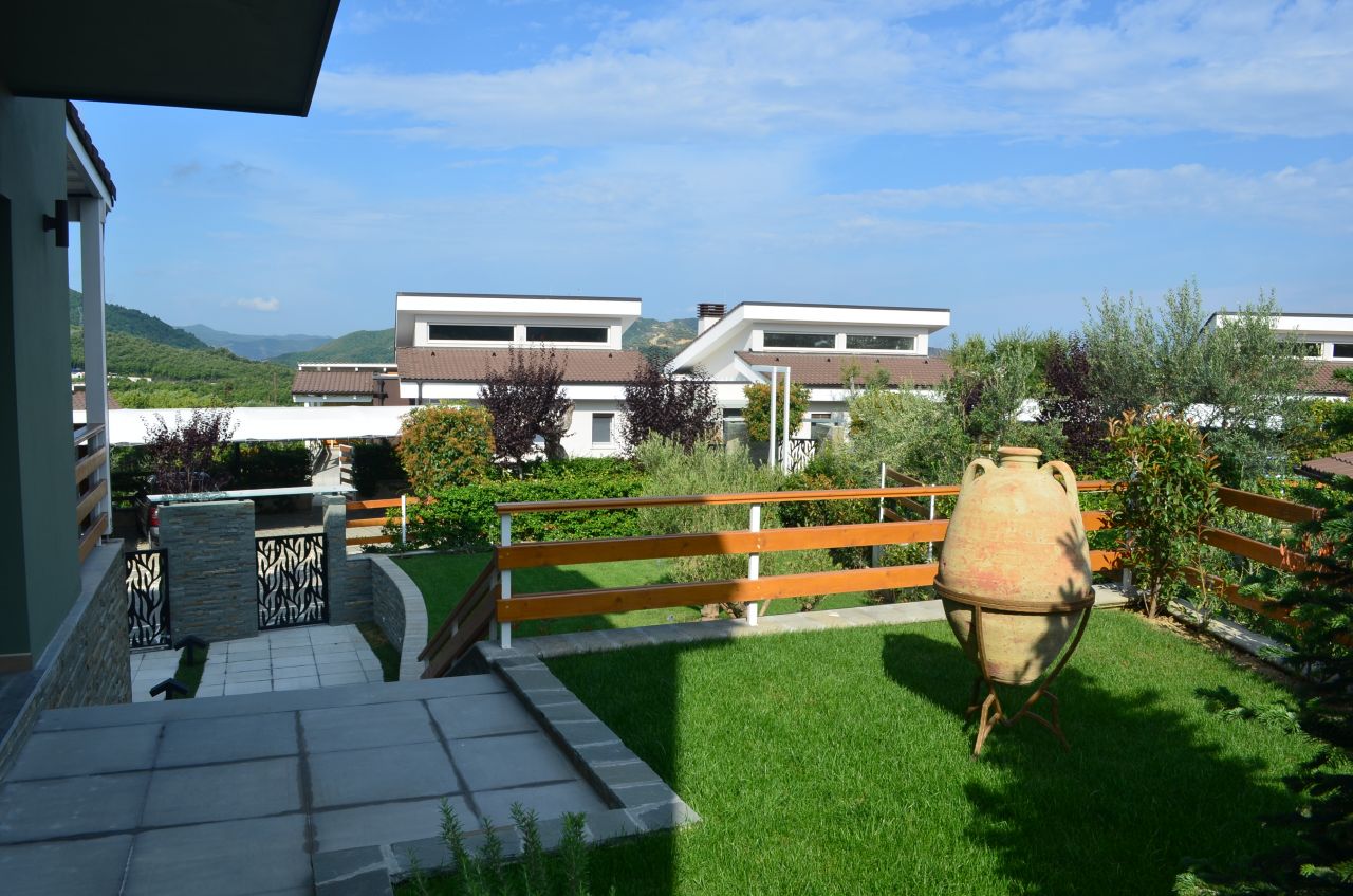 Villa in affitto a Tirana nuova costruzione. La villa è arredata e offre ottime condizioni.