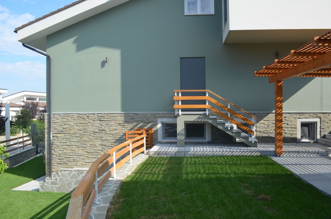 Недавно построенная вилла в аренду в Тиране. Вилла меблирована и предлагает очень хорошие условия.