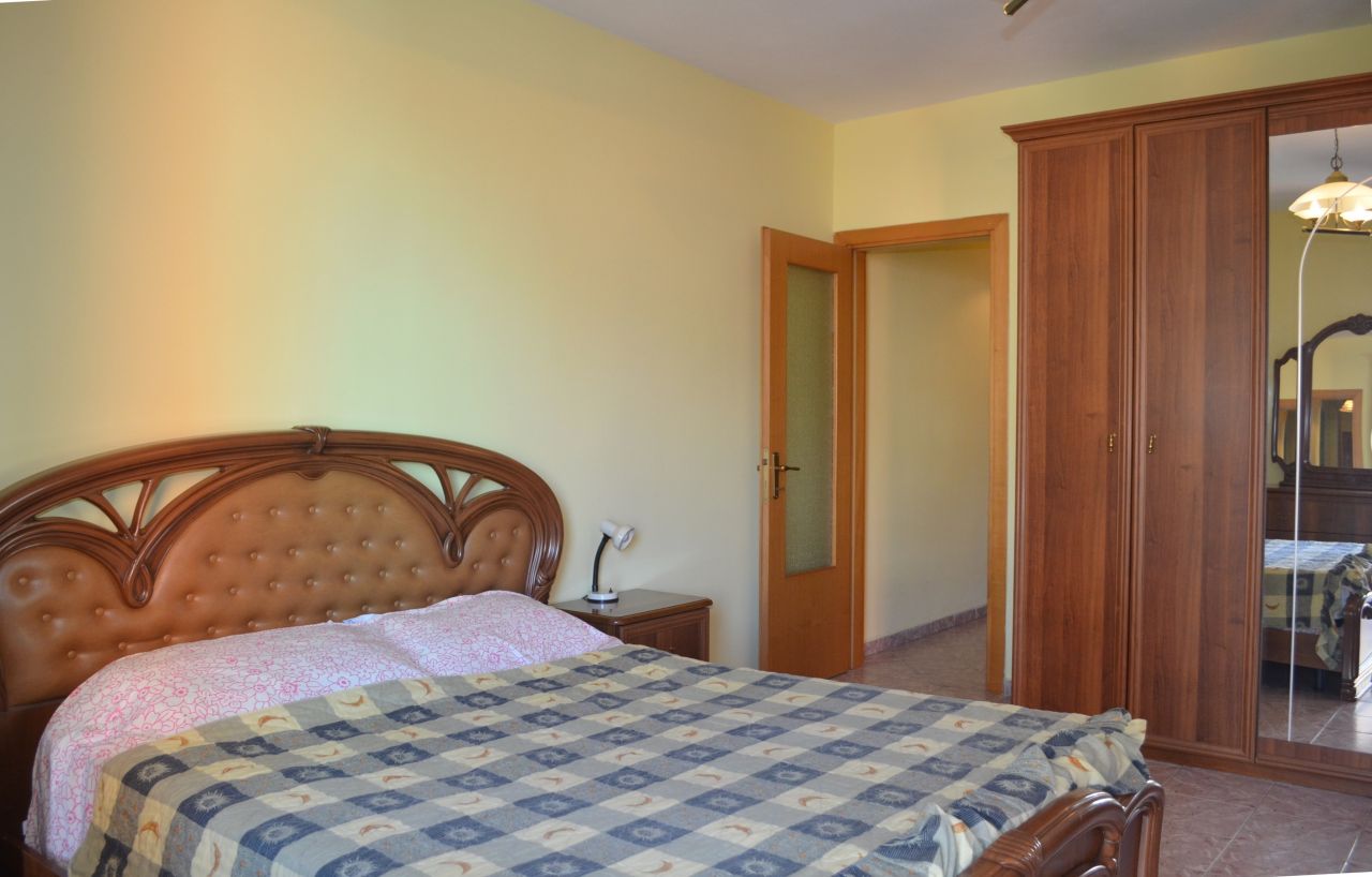 Apartament me tre dhoma gjumi me Qera ne Tirane
