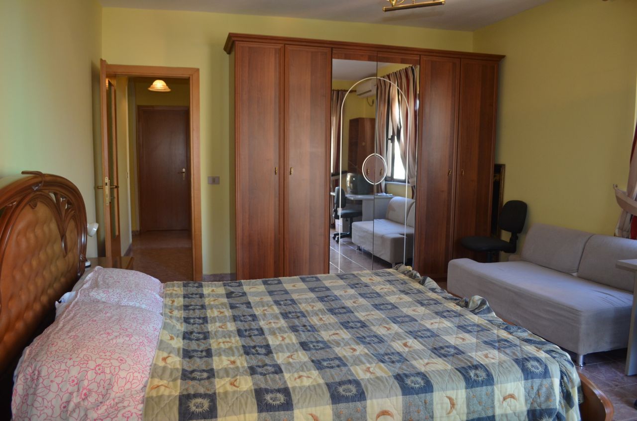 Három hálószobás apartmanok kiadó Blloku Area, Tiranában.