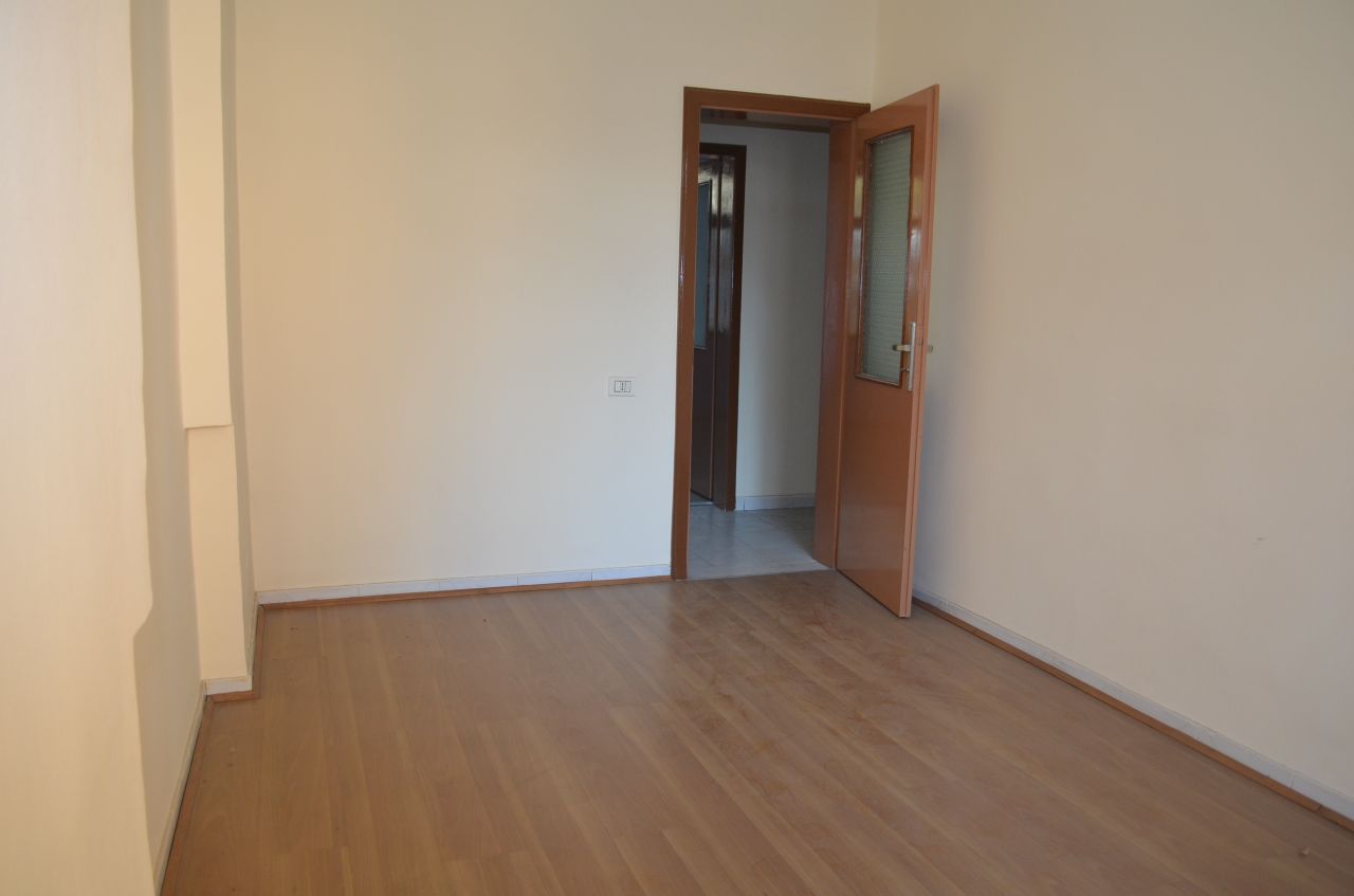 Квартира, которая может быть использована в качестве офиса в аренду в Myslym Shyri, Тиране.