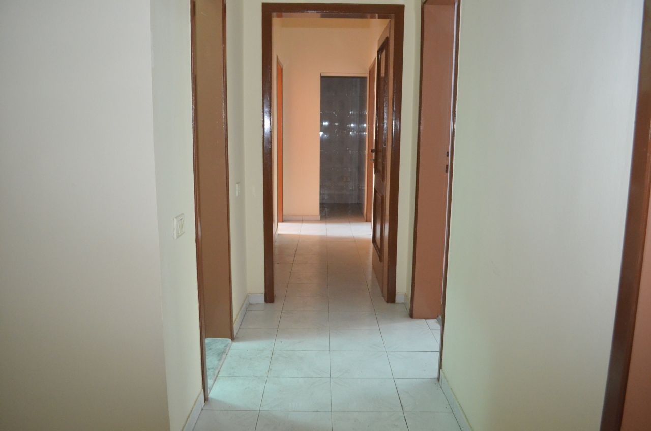 Apartament që mund të përdoret si një zyrë, me qera ne rrugen Myslym Shyri, Tirane.
