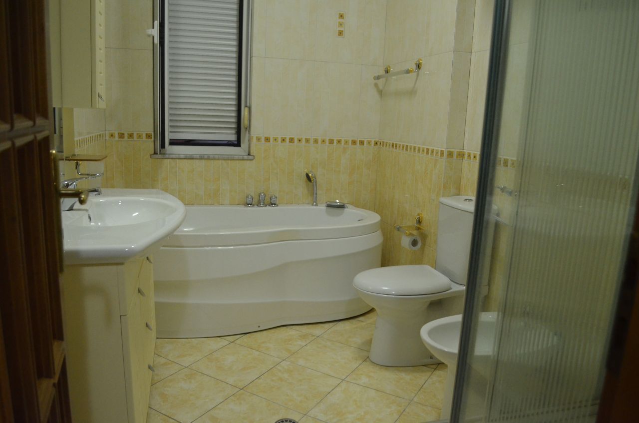 Appartamento arredato con due camere da letto in affitto nel centro di Tirana.