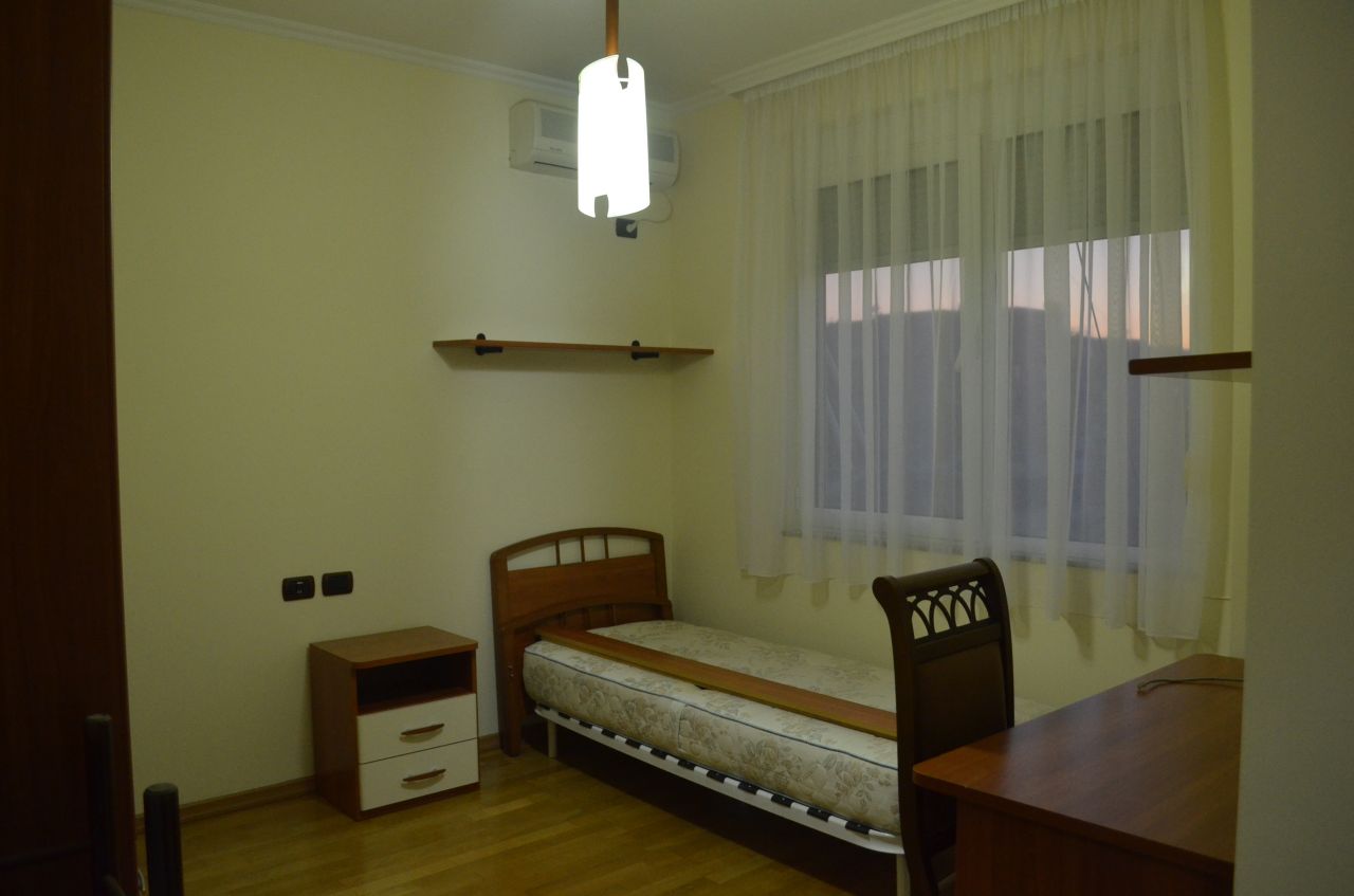 Apartament i mobiluar me dy dhoma gjumi me qera ne qender te Tiranes.