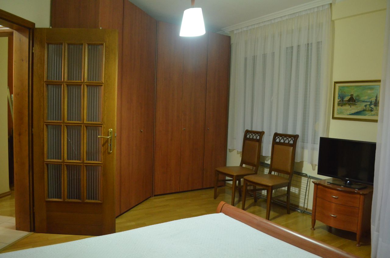 Apartament i mobiluar me dy dhoma gjumi me qera ne qender te Tiranes.