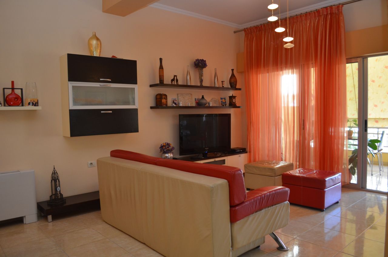 Apartament me dy dhoma gjumi me qera ne Tirane 