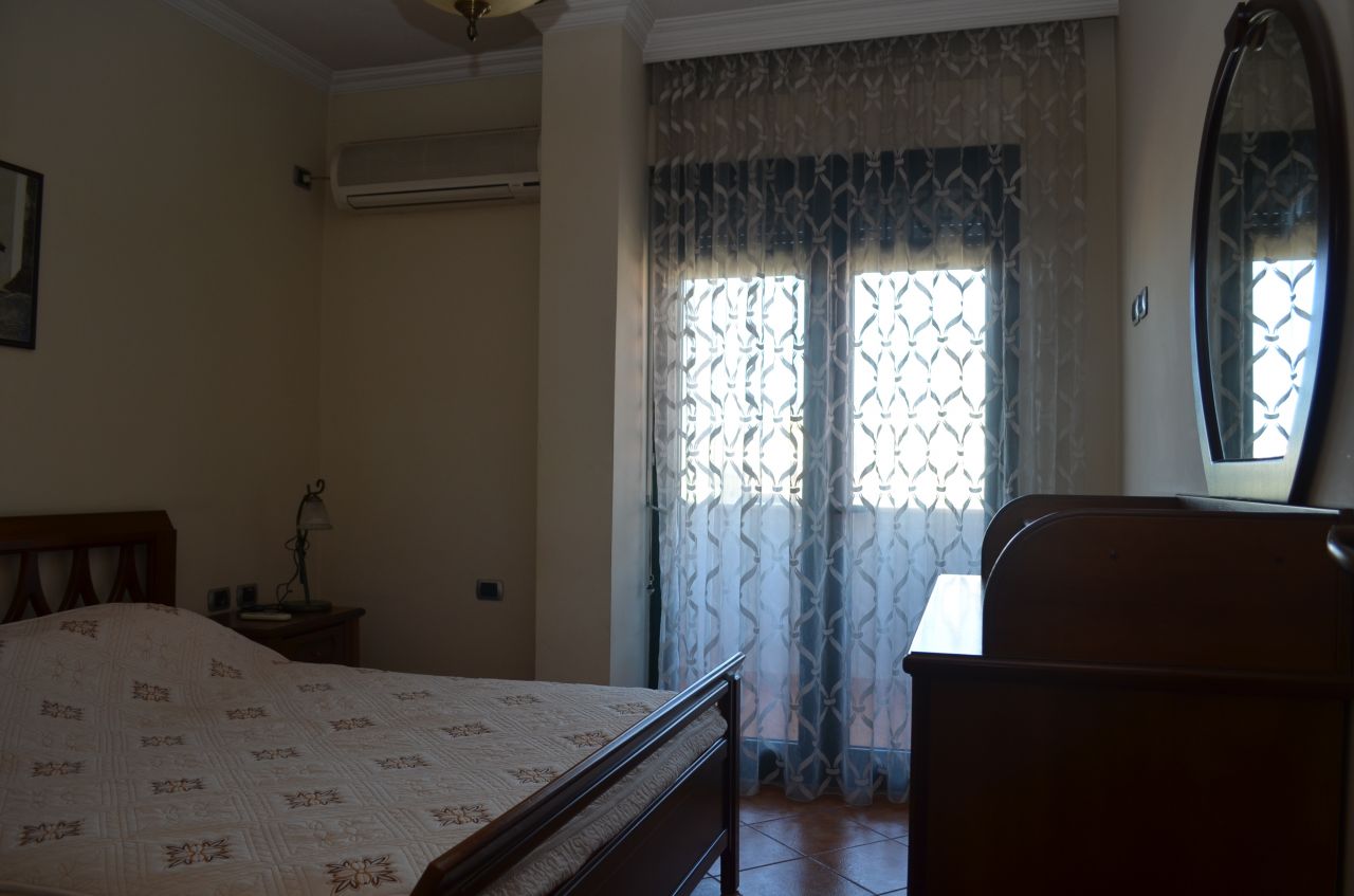 Appartamento co due camere da letto in affitto nella zona di Blocco, a Tirana 