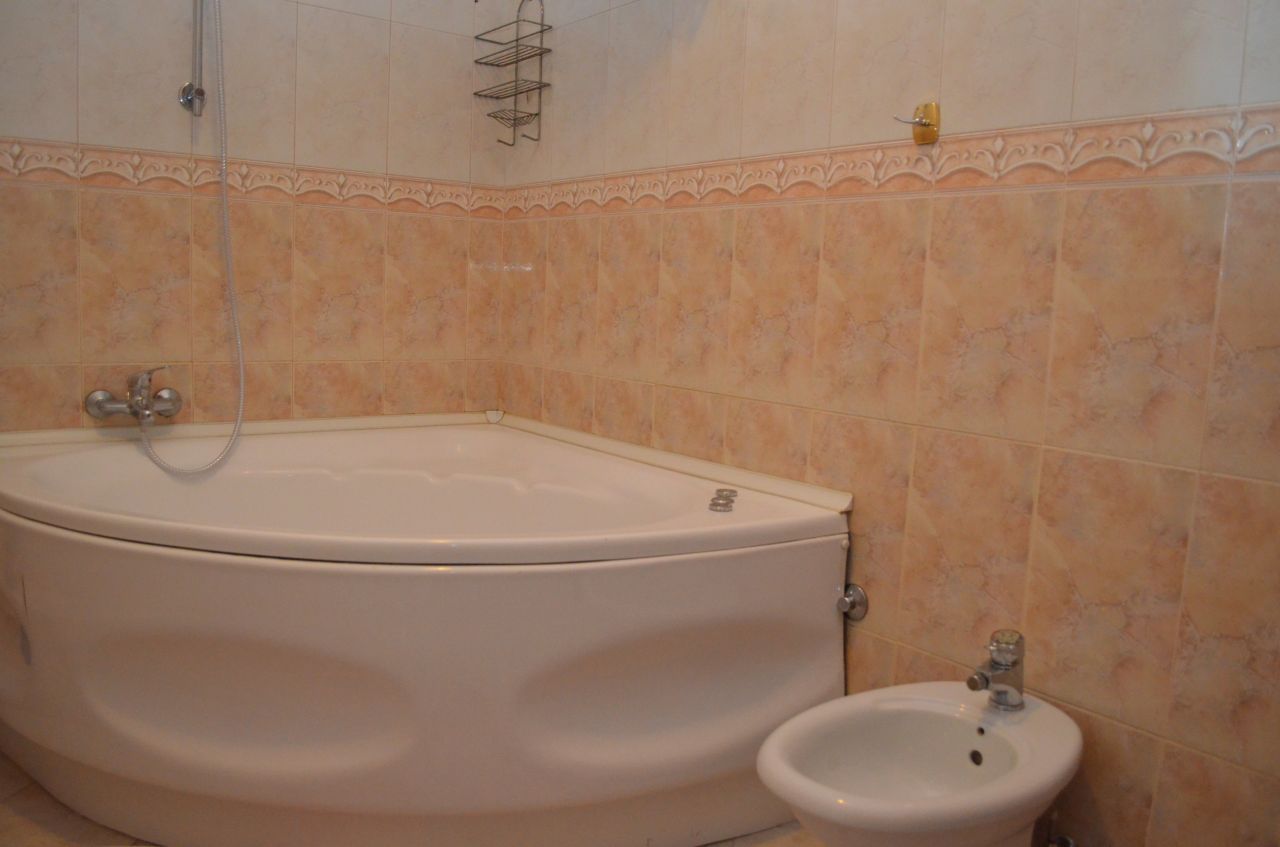 Appartamento in affitto a Tirana Blloku Area con due camere da letto. E completamente arredato