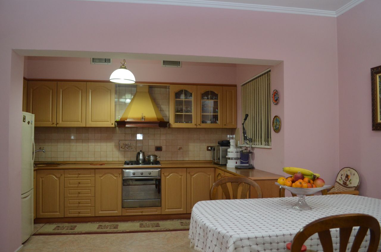 Apartament me tre dhoma gjumi me qera ne Tirane 