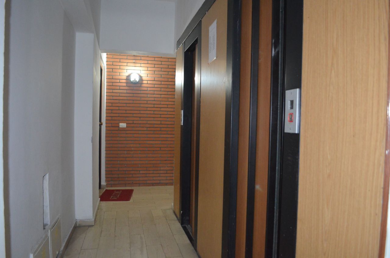Appartamento con tre camere da letto in Affitto a Tirana 