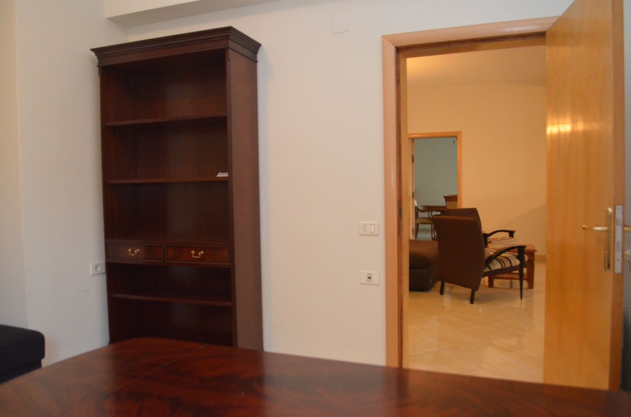Apartament me tre dhoma gjumi per qera ne qytetin e Tiranes. 