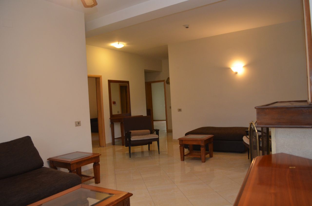 Appartamento con tre camere da letto a Tirana 