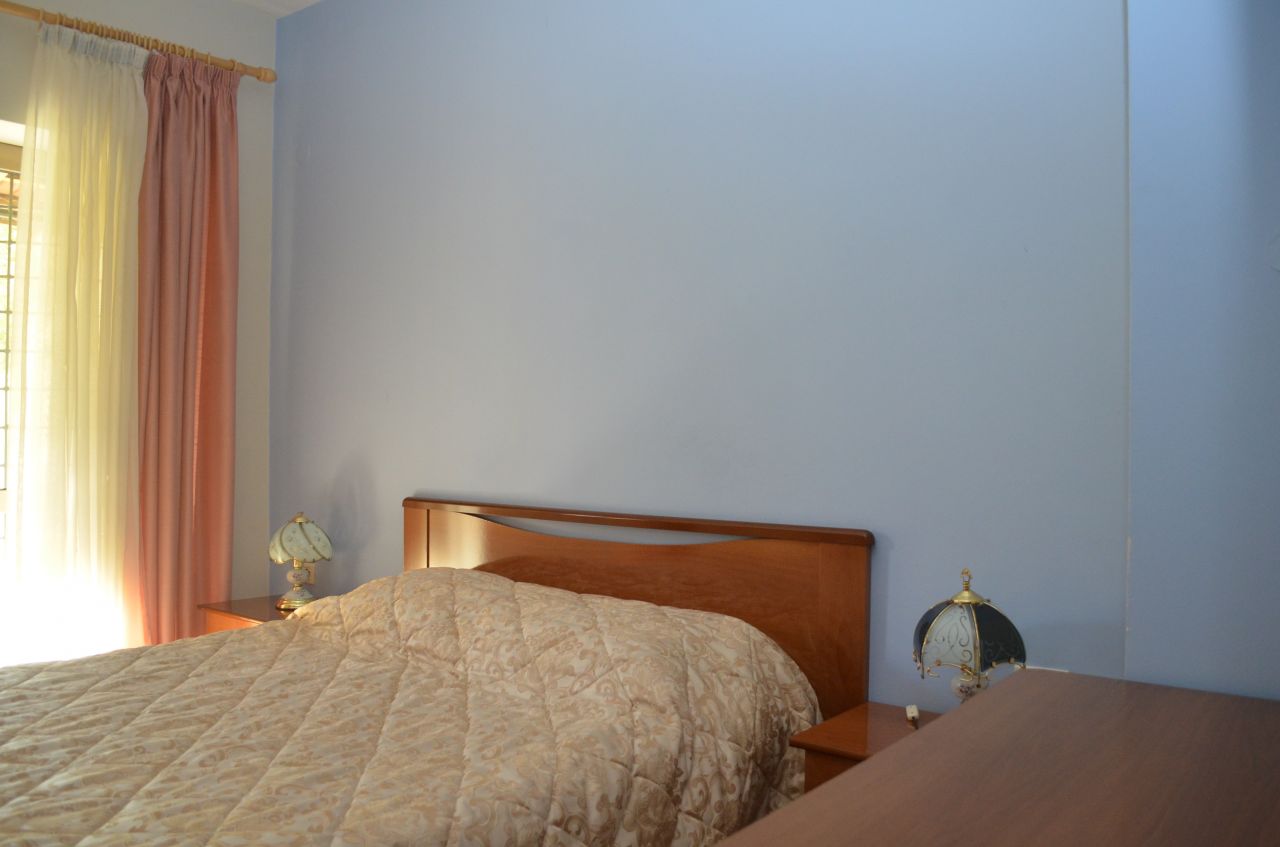 Apartament me nje dhome gjumi dhe me kopesht me qira ne Tirane 